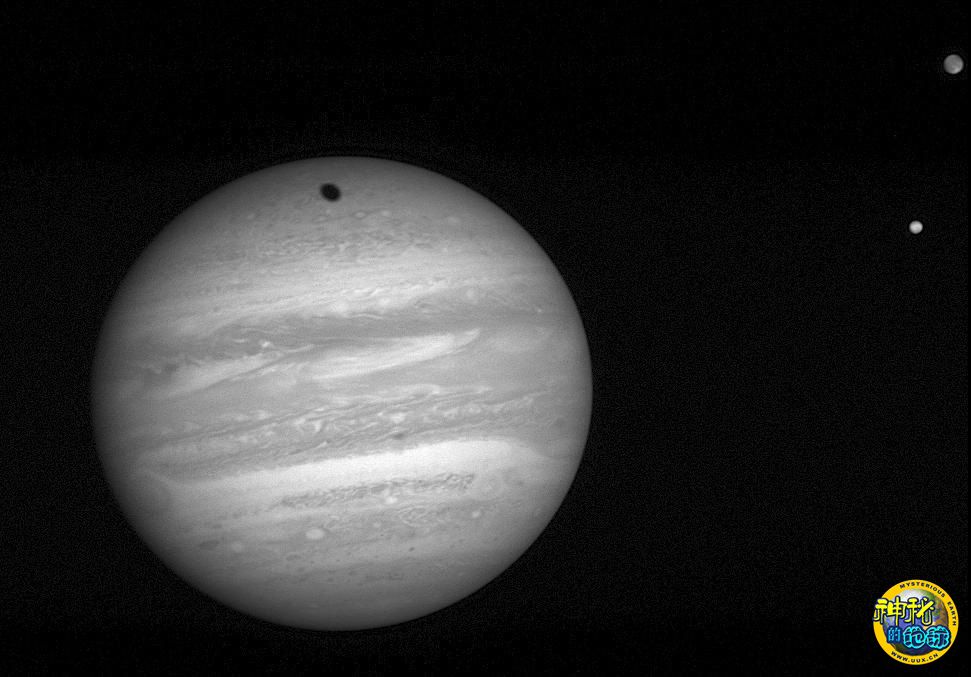 木星和卫星木卫一(底部),木卫三