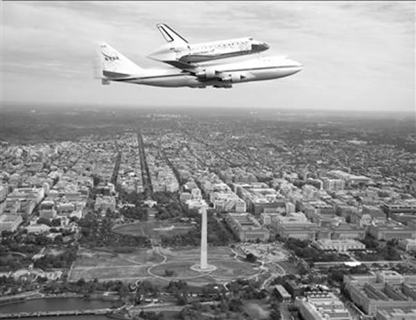 4月17日,"发现"号航天飞机搭乘一架波音747飞机从美国首都华盛顿上空