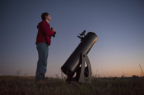 Waiting for celestial treasures to appear after sunset