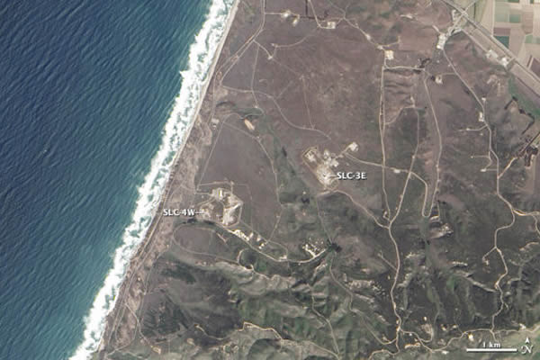卫星照片展示美国加州范登堡空军基地航天发射场的景象
