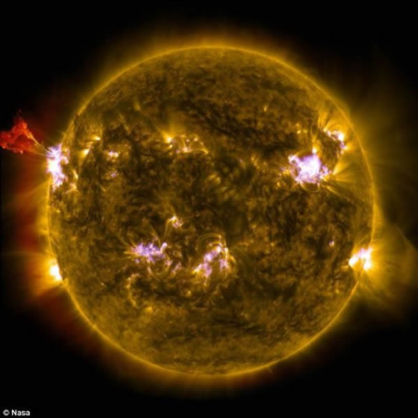 美国宇航局公布近日发生的一次太阳耀斑爆发事件的壮观图像