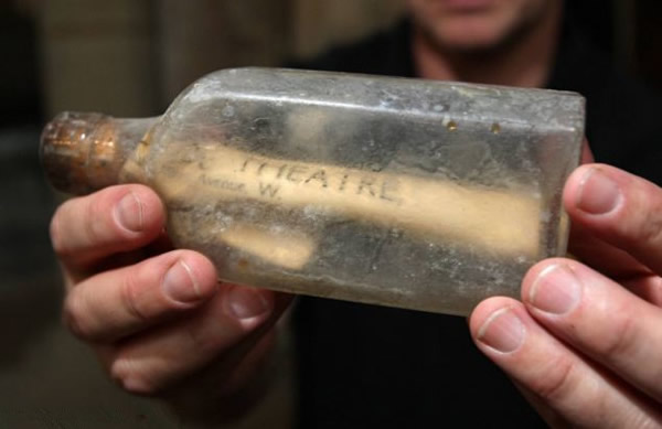 英国达勒姆大教堂挖掘出内含神秘纸条的百年前玻璃瓶