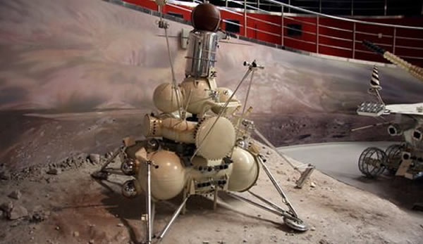 前苏联月球16号登月探测器模型,第一个具备返回能力的地外无人探测器.