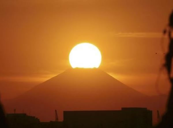 太阳经过富士山顶上演"钻石富士"自然美景