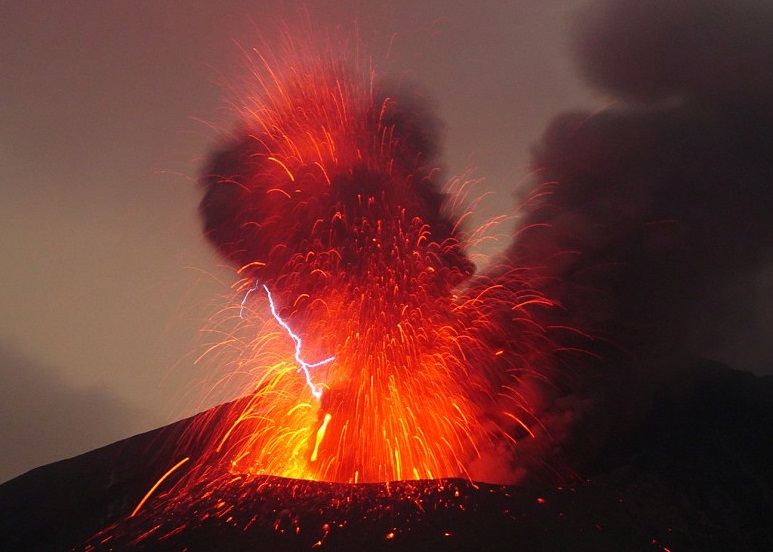 德国电影制作人marc szeglat赴日本鹿儿岛县拍下樱岛火山的爆发过程