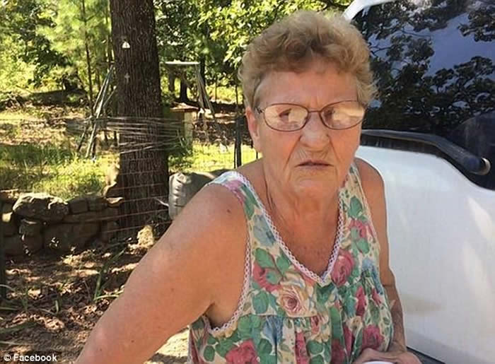 美国俄克拉何马州72岁老妇霰弹枪杀17条毒蛇铜头蝮保卫家园