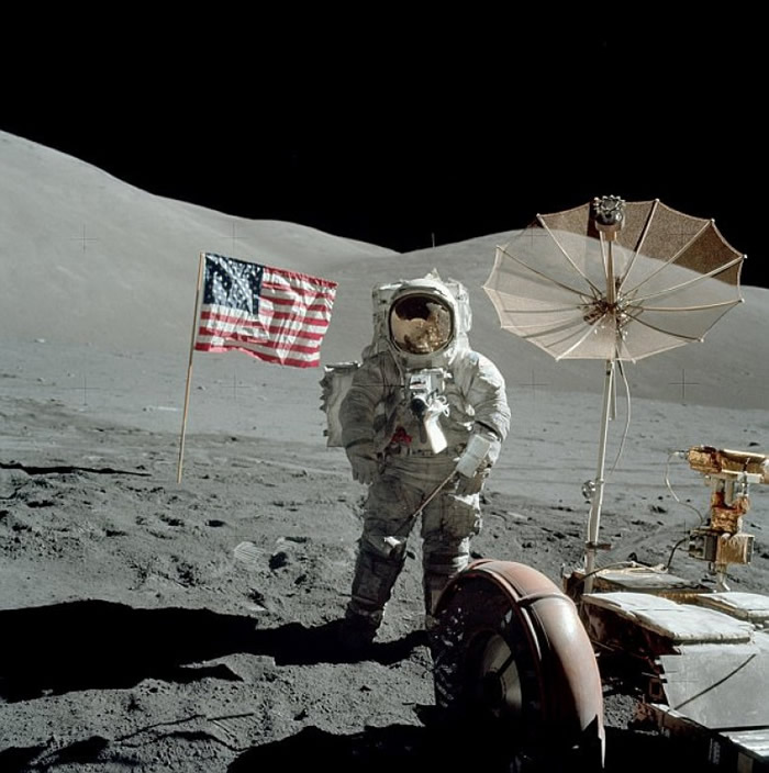 阴谋论家称在美国阿波罗17号登月任务照片中发现有人在月球表面执行